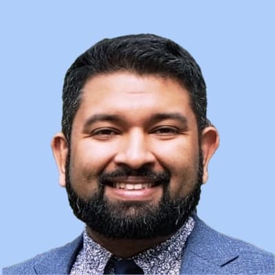 Nik Nadkarni-headshot sq 400x400 blue bkgrd